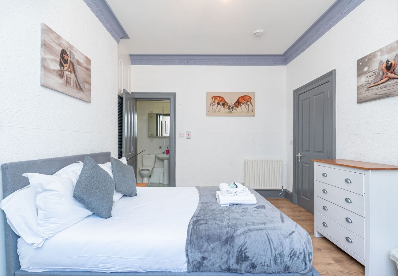 Rent by room in Edinburgh - Enormous Double Room Ensuite in Edinburgh 