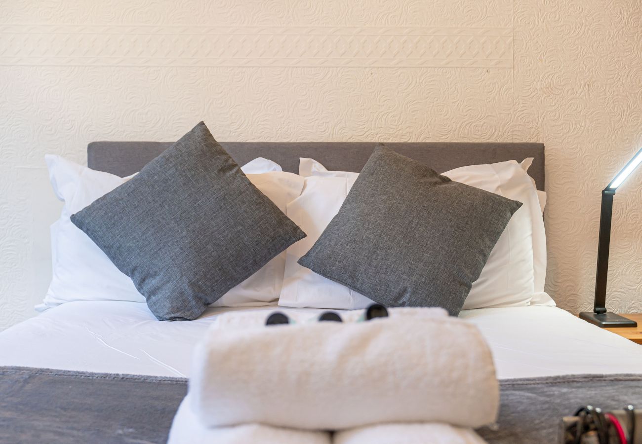 Rent by room in Edinburgh - Enormous Double Room Ensuite in Edinburgh 