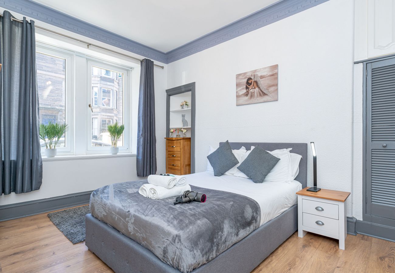 Rent by room in Edinburgh - Enormous Double Room Ensuite in Edinburgh 