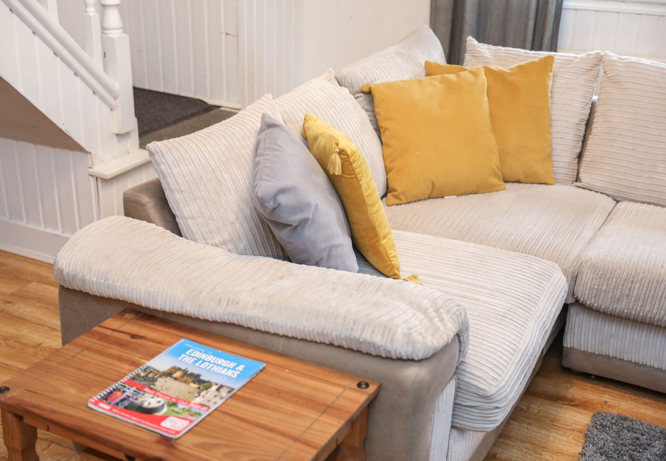 Rent by room in Edinburgh - Gorgeous Family Room in Elegant Cottage