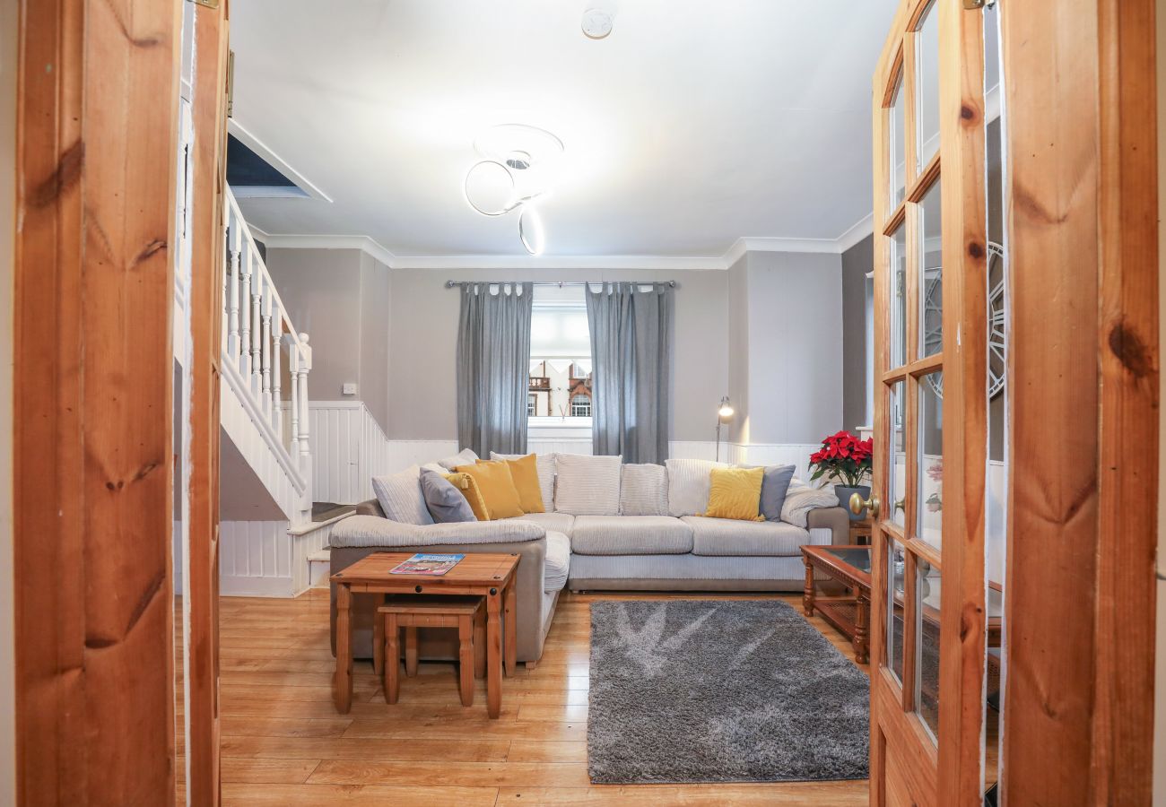 Rent by room in Edinburgh - Gorgeous Family Room in Elegant Cottage