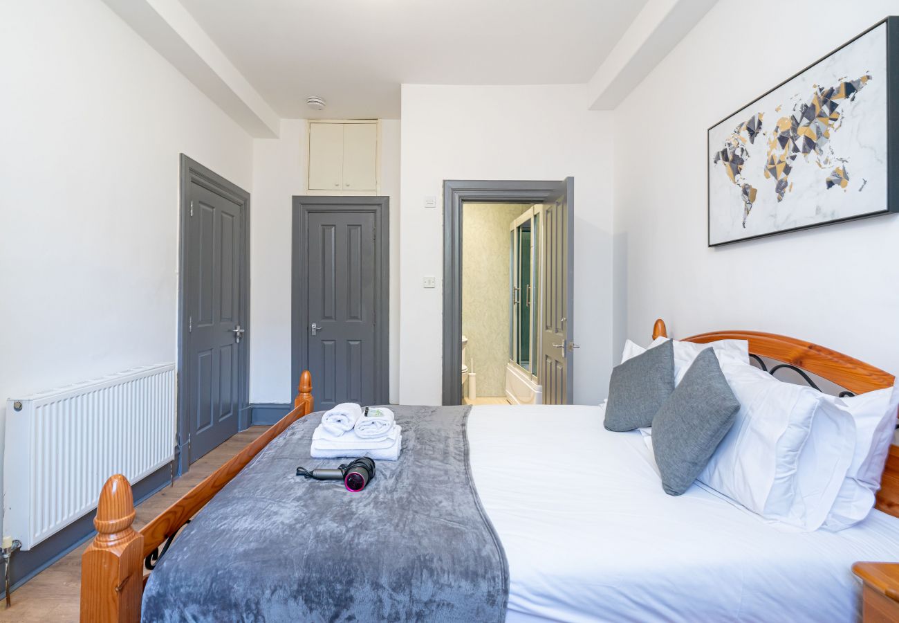 Rent by room in Edinburgh - Spacious Double Room Ensuite in Edinburgh