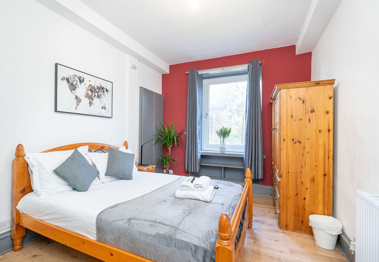 Rent by room in Edinburgh - Spacious Double Room Ensuite in Edinburgh