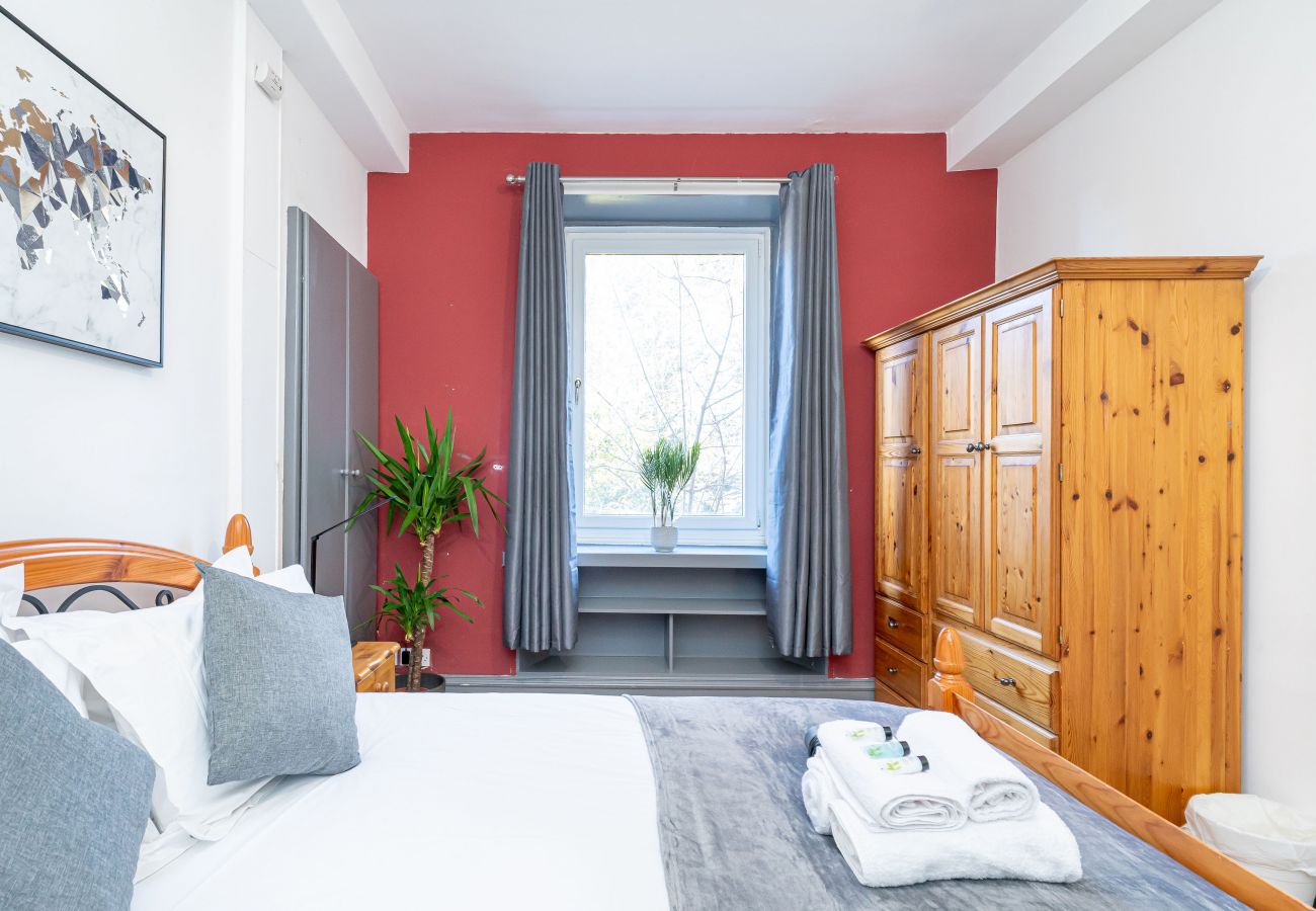 Rent by room in Edinburgh - Spacious Double Room Ensuite in Edinburgh