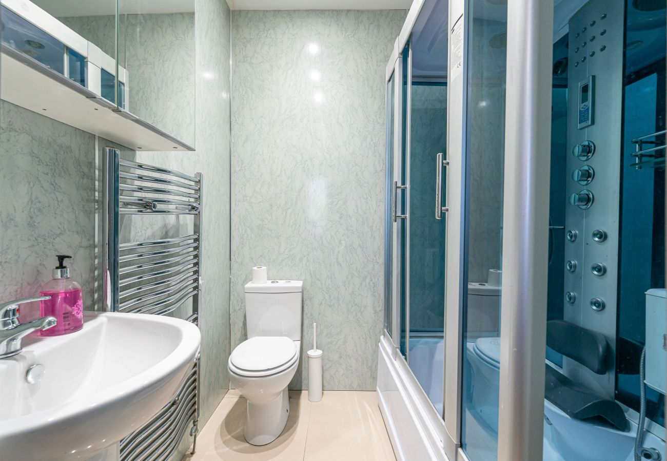 Rent by room in Edinburgh - Spacious Double Room Ensuite in Edinburgh