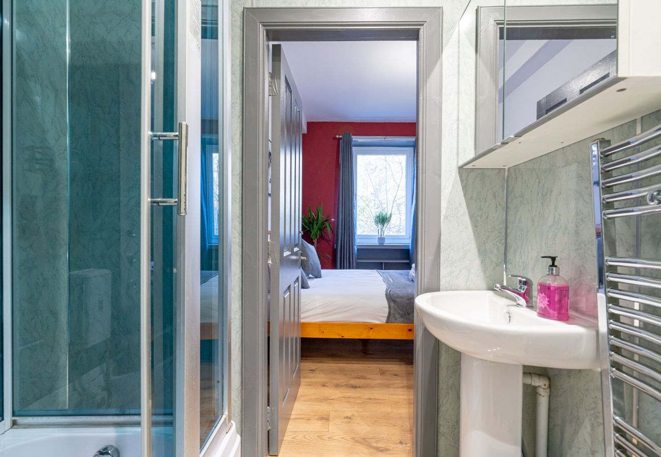 Rent by room in Edinburgh - Spacious Double Room Ensuite in Edinburgh