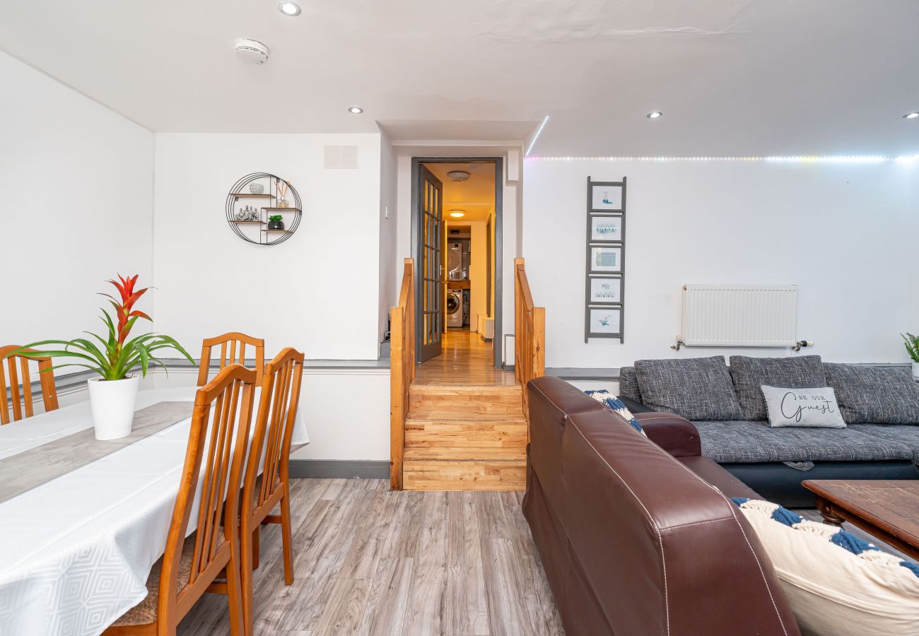Rent by room in Edinburgh - Spacious Double Room Ensuite in Edinburgh