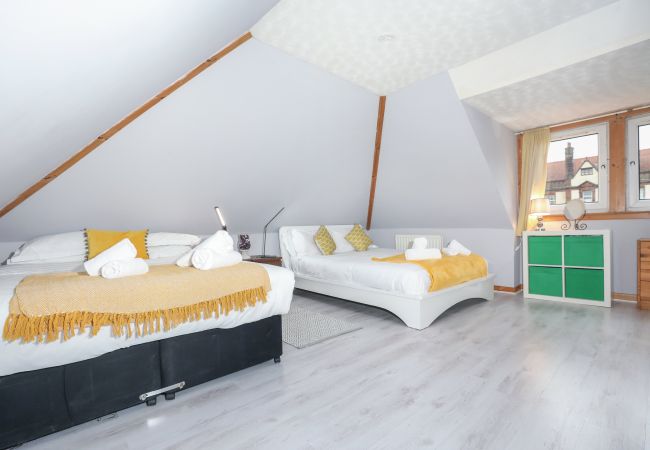 Rent by room in Edinburgh - Enormous Family Room in Elegant Cottage Rent by room in Edinburgh - Enormous Family Room in Elegant Cottage