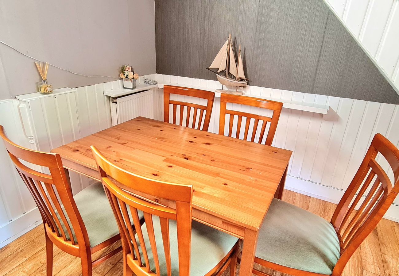 Rent by room in Edinburgh - Enormous Family Room in Elegant Cottage