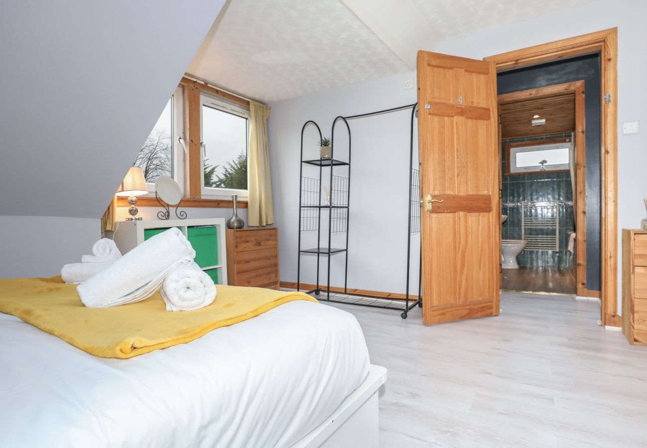 Rent by room in Edinburgh - Enormous Family Room in Elegant Cottage