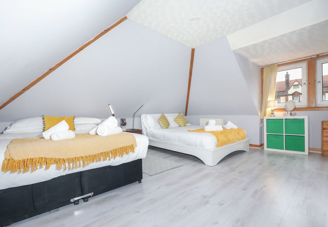 Rent by room in Edinburgh - Enormous Family Room in Elegant Cottage