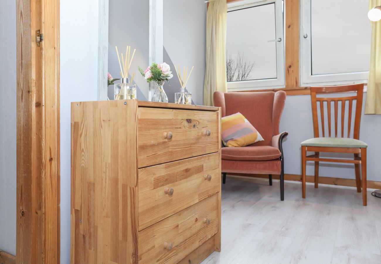 Rent by room in Edinburgh - Enormous Family Room in Elegant Cottage