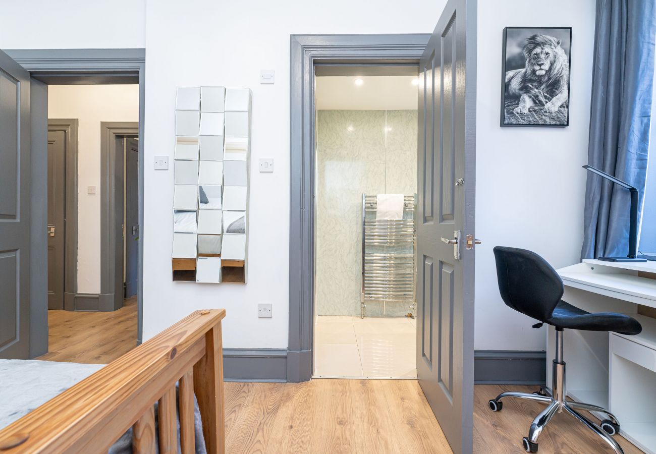 Rent by room in Edinburgh - Gorgeous Double Room Ensuite in Edinburgh 