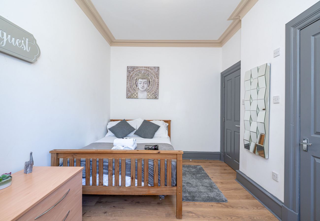 Rent by room in Edinburgh - Gorgeous Double Room Ensuite in Edinburgh 