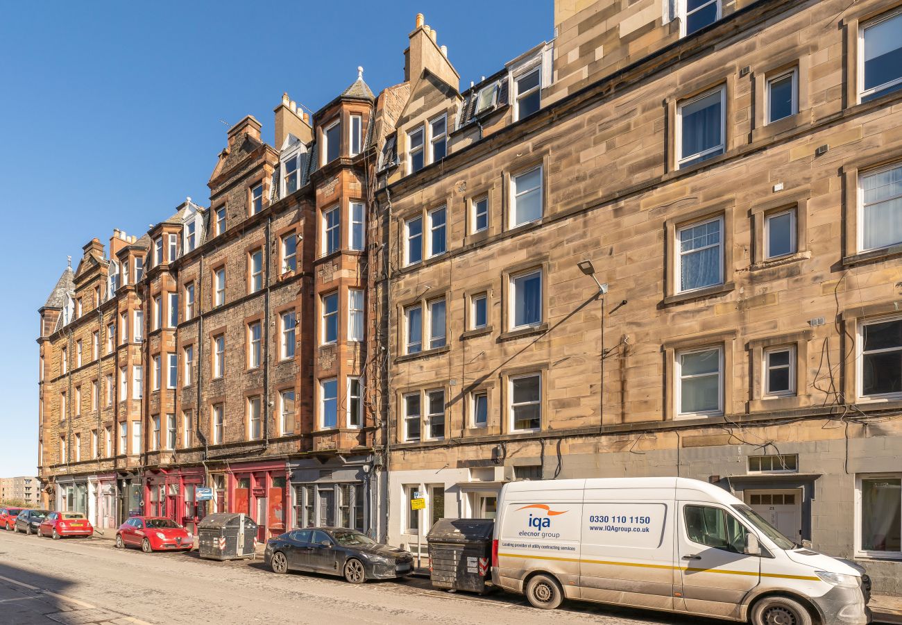 Rent by room in Edinburgh - Large Double Room Shared in Edinburgh 