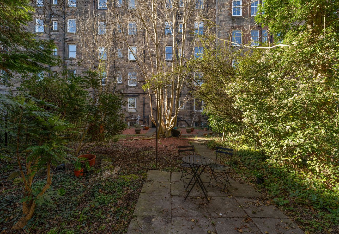 Rent by room in Edinburgh - Large Double Room Shared in Edinburgh 