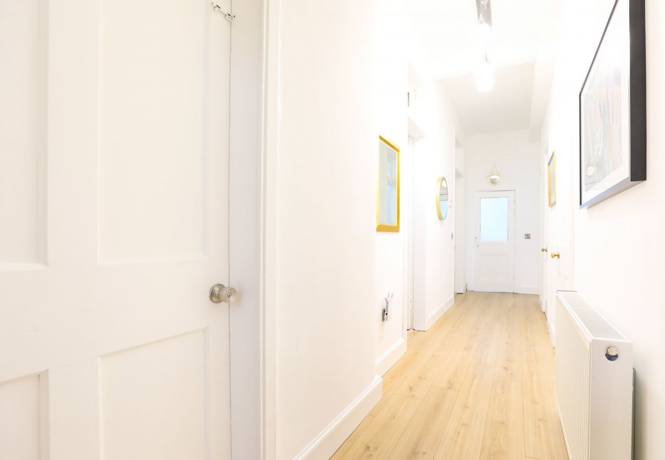 Rent by room in Edinburgh - Deluxe Double Bedroom in Edinburgh 