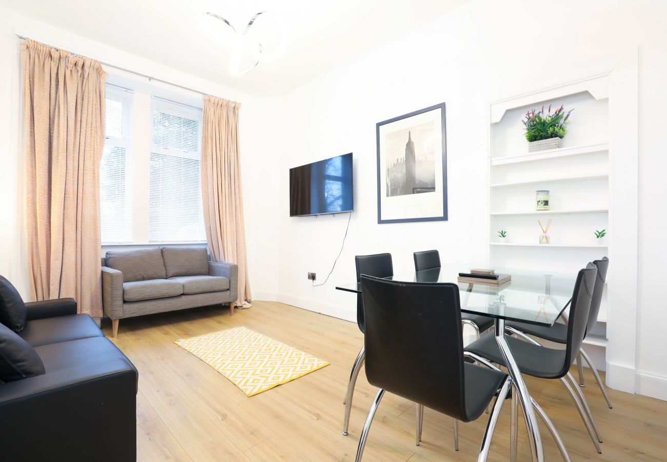 Rent by room in Edinburgh - Deluxe Double Bedroom in Edinburgh 