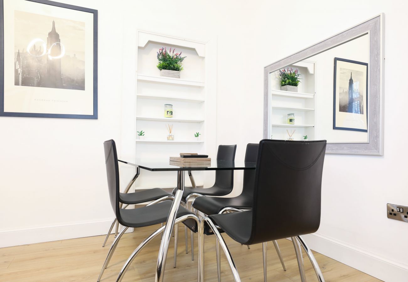 Rent by room in Edinburgh - Deluxe Double Bedroom in Edinburgh 