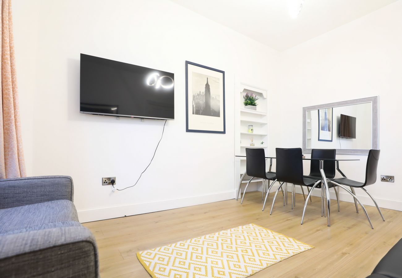 Rent by room in Edinburgh - Deluxe Double Bedroom in Edinburgh 