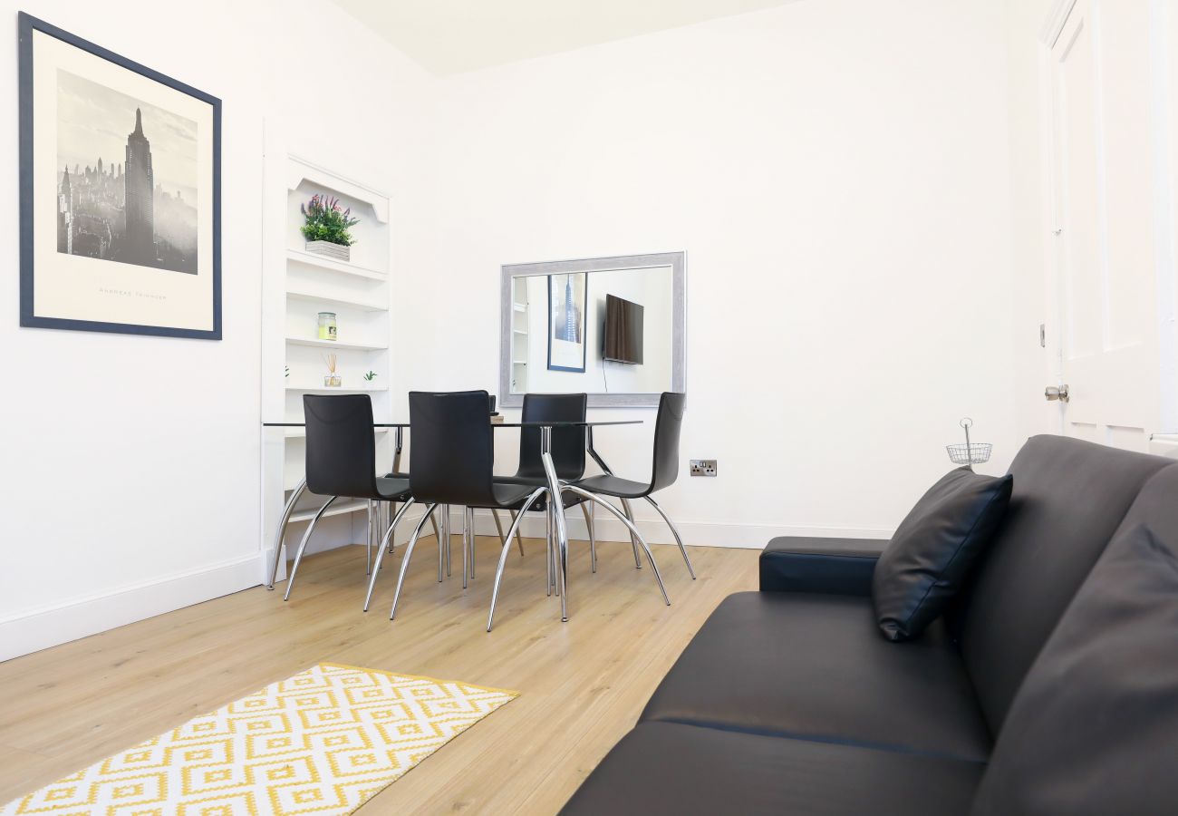 Rent by room in Edinburgh - Deluxe Double Bedroom in Edinburgh 