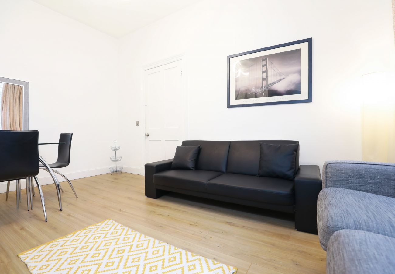 Rent by room in Edinburgh - Deluxe Double Bedroom in Edinburgh 