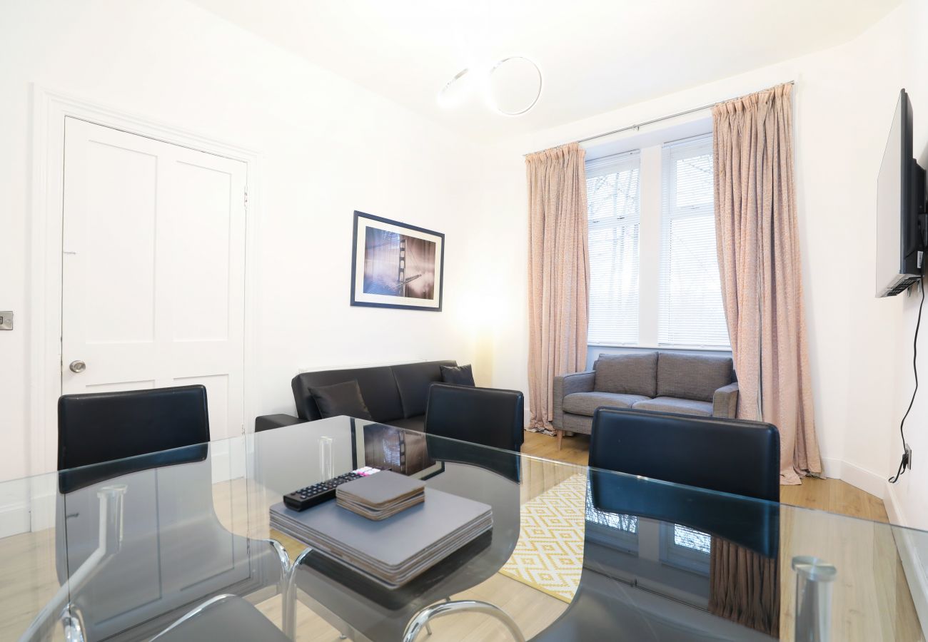 Rent by room in Edinburgh - Deluxe Double Bedroom in Edinburgh 