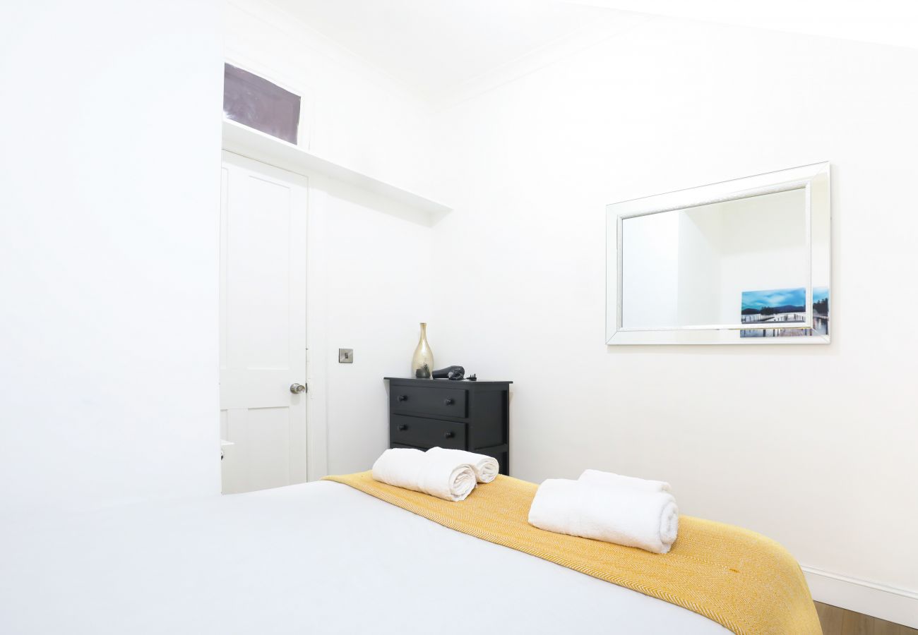 Rent by room in Edinburgh - Deluxe Double Bedroom in Edinburgh 