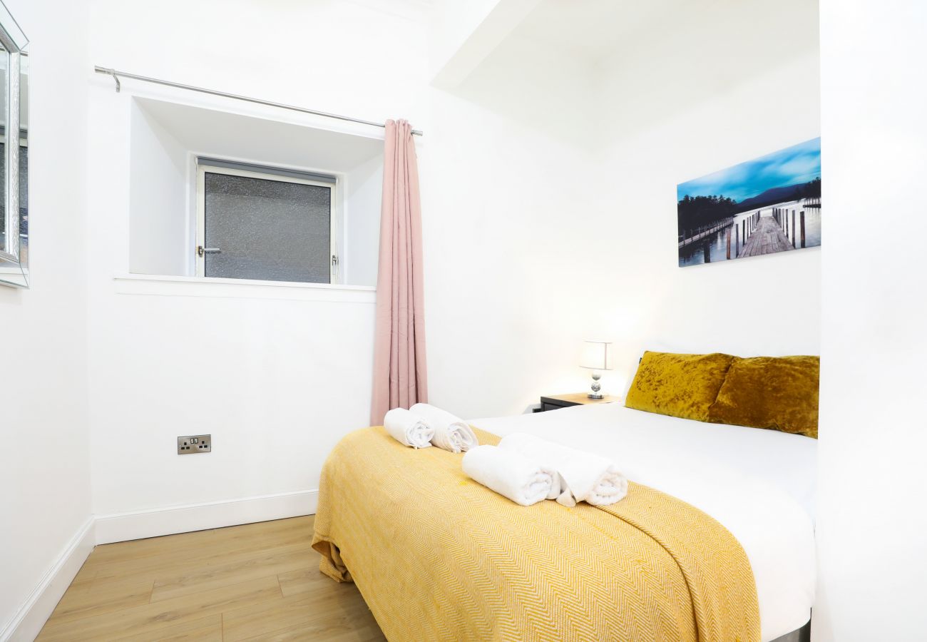 Rent by room in Edinburgh - Deluxe Double Bedroom in Edinburgh 