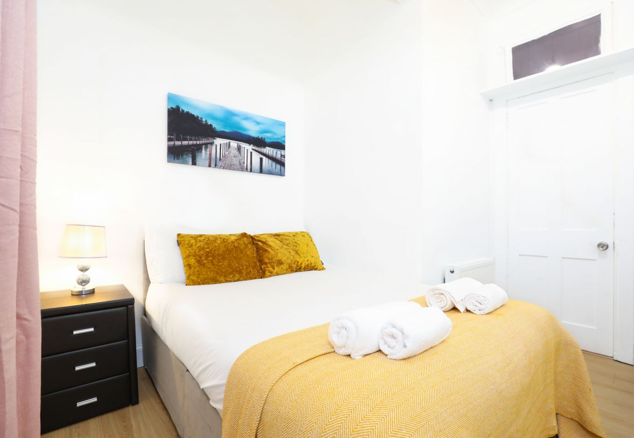 Rent by room in Edinburgh - Deluxe Double Bedroom in Edinburgh 