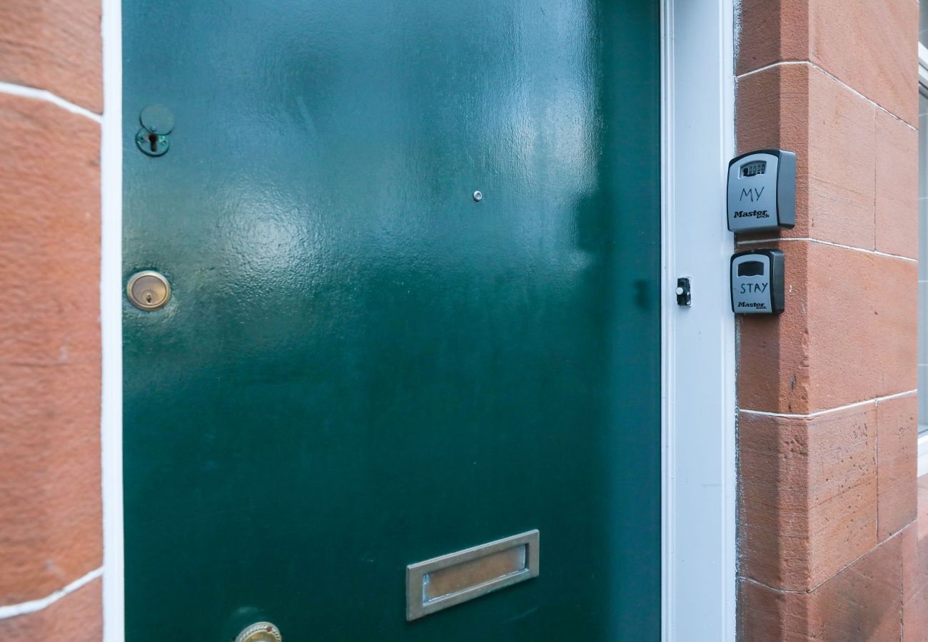 Rent by room in Edinburgh - Deluxe Double Bedroom in Edinburgh 