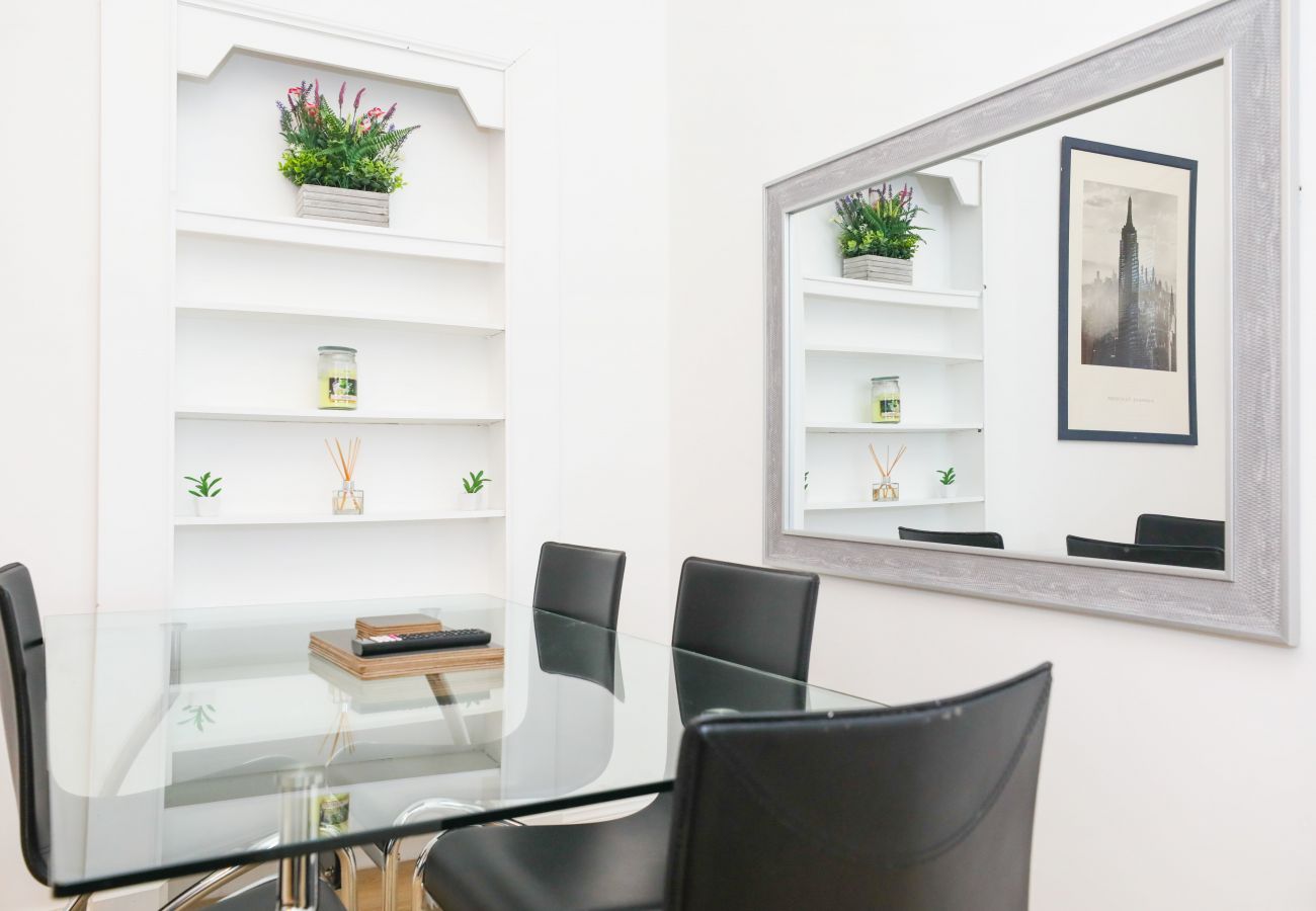 Rent by room in Edinburgh - Deluxe Double Bedroom in Edinburgh 