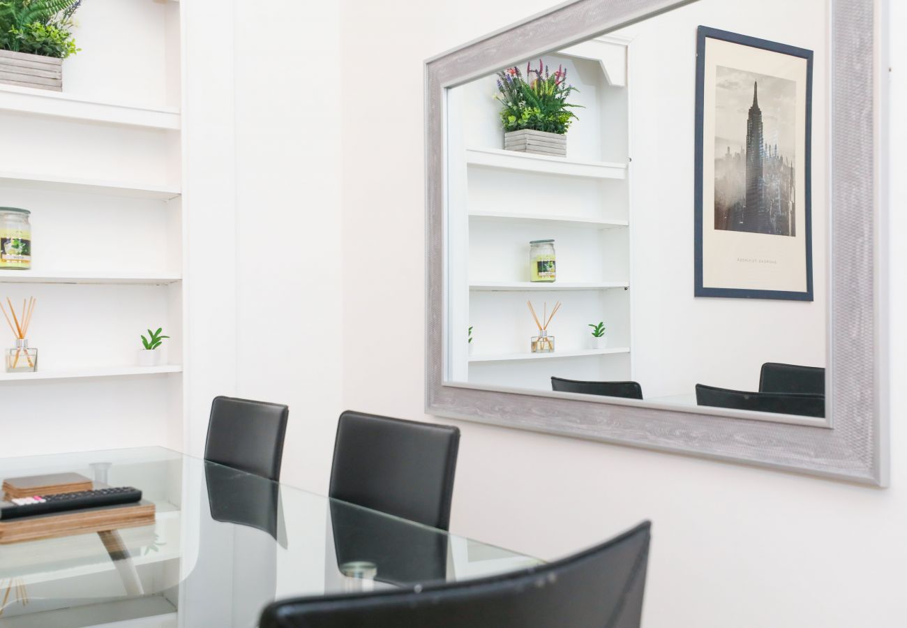 Rent by room in Edinburgh - Deluxe Double Bedroom in Edinburgh 