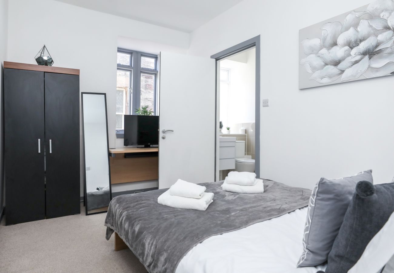 Rent by room in Edinburgh - Deluxe Ensuite Double Room in City Centre 