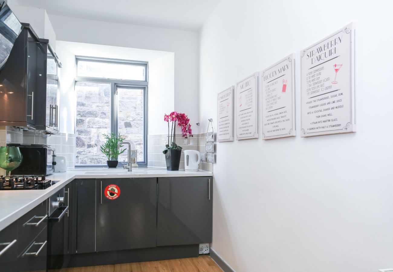 Rent by room in Edinburgh - Deluxe Double Bedroom in City Centre