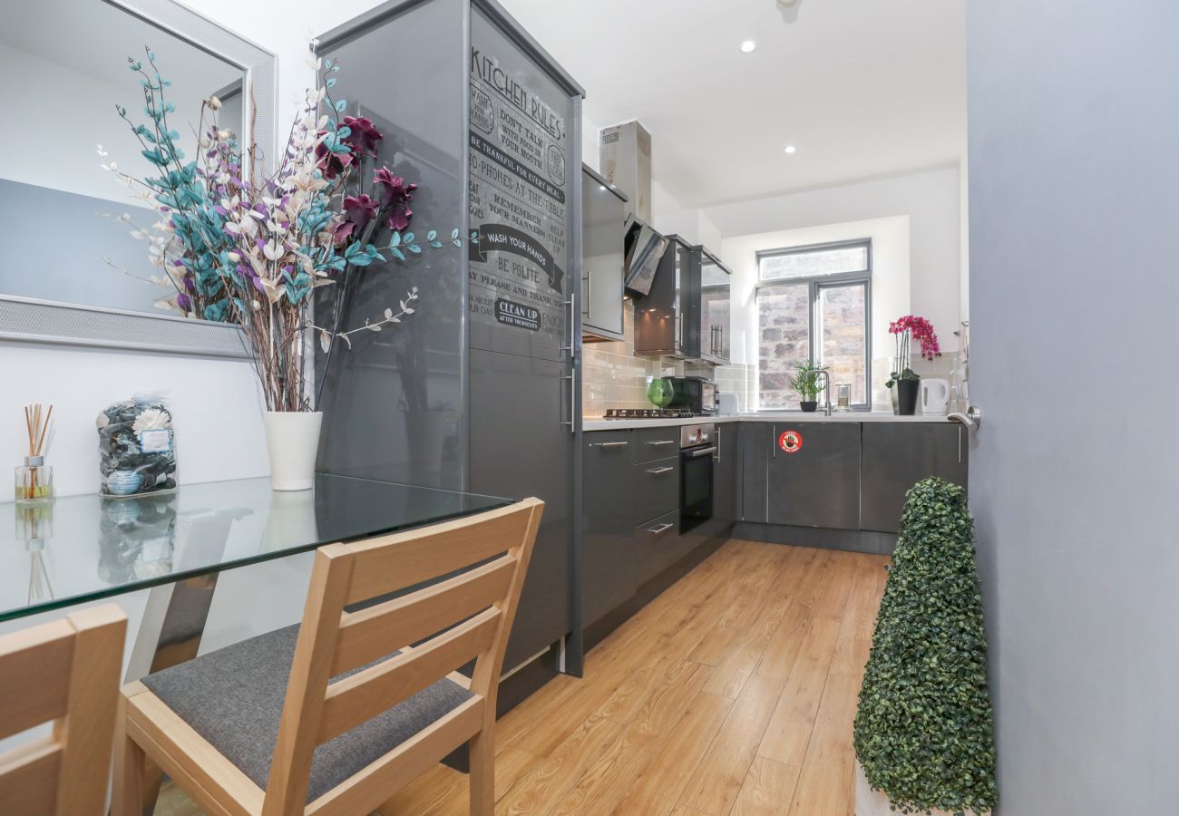 Rent by room in Edinburgh - Deluxe Double Bedroom in City Centre