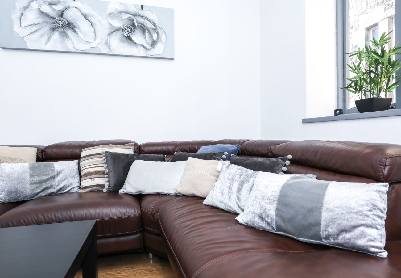 Rent by room in Edinburgh - Deluxe Double Bedroom in City Centre