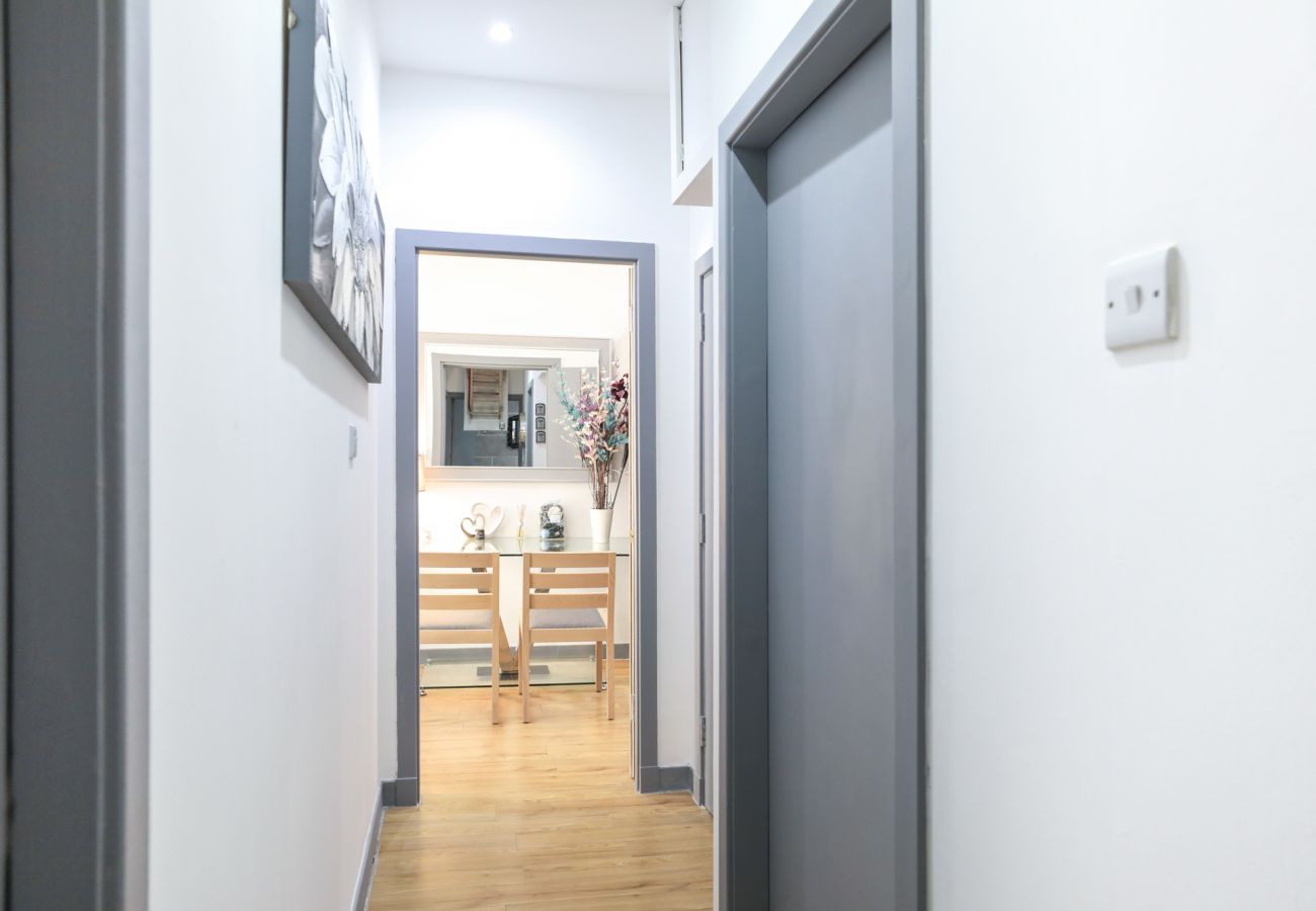 Rent by room in Edinburgh - Deluxe Double Bedroom in City Centre