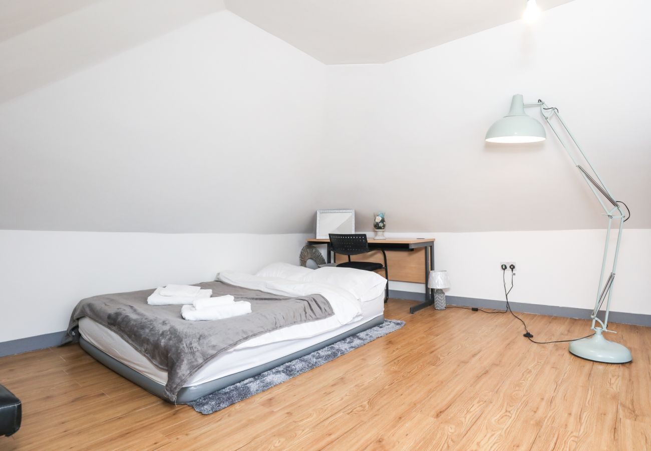 Rent by room in Edinburgh - Enormous Quadruple Room in City Centre