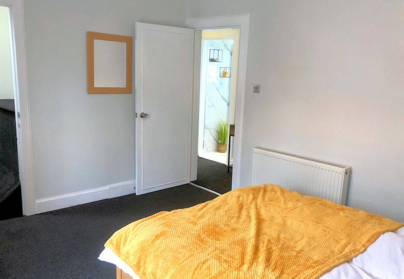 Rent by room in Inverness - Deluxe Double Room in Inverness City 