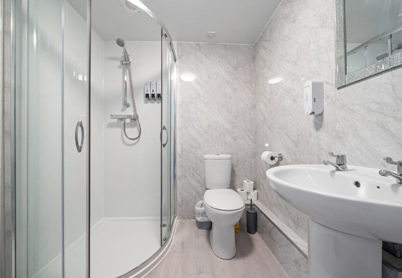 House in Inverness - mySTAYINN Strathblane 7 Bedroom House