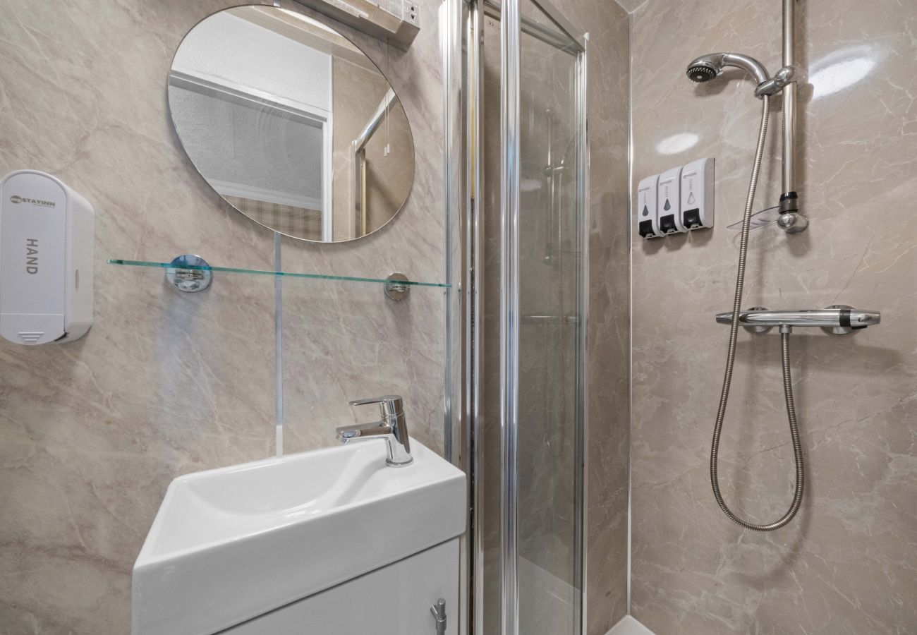 House in Inverness - mySTAYINN Strathblane 7 Bedroom House