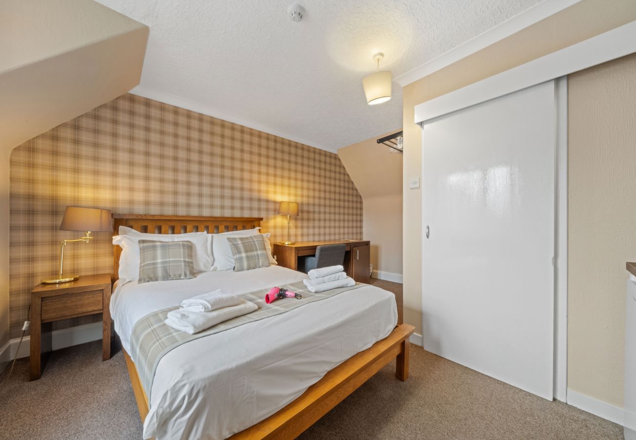 House in Inverness - mySTAYINN Strathblane 7 Bedroom House