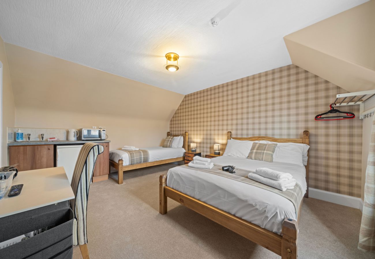 House in Inverness - mySTAYINN Strathblane 7 Bedroom House