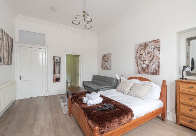 Rent by room in Edinburgh - Relaxing Family Room Ensuite in Edinburgh