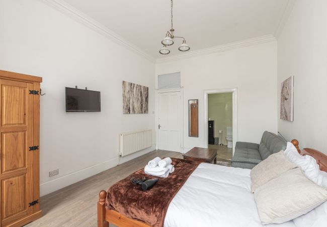 Rent by room in Edinburgh - Relaxing Family Room Ensuite in Edinburgh