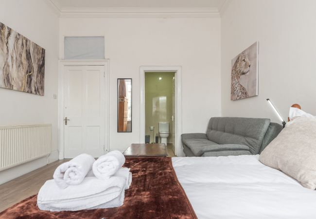 Rent by room in Edinburgh - Relaxing Family Room Ensuite in Edinburgh