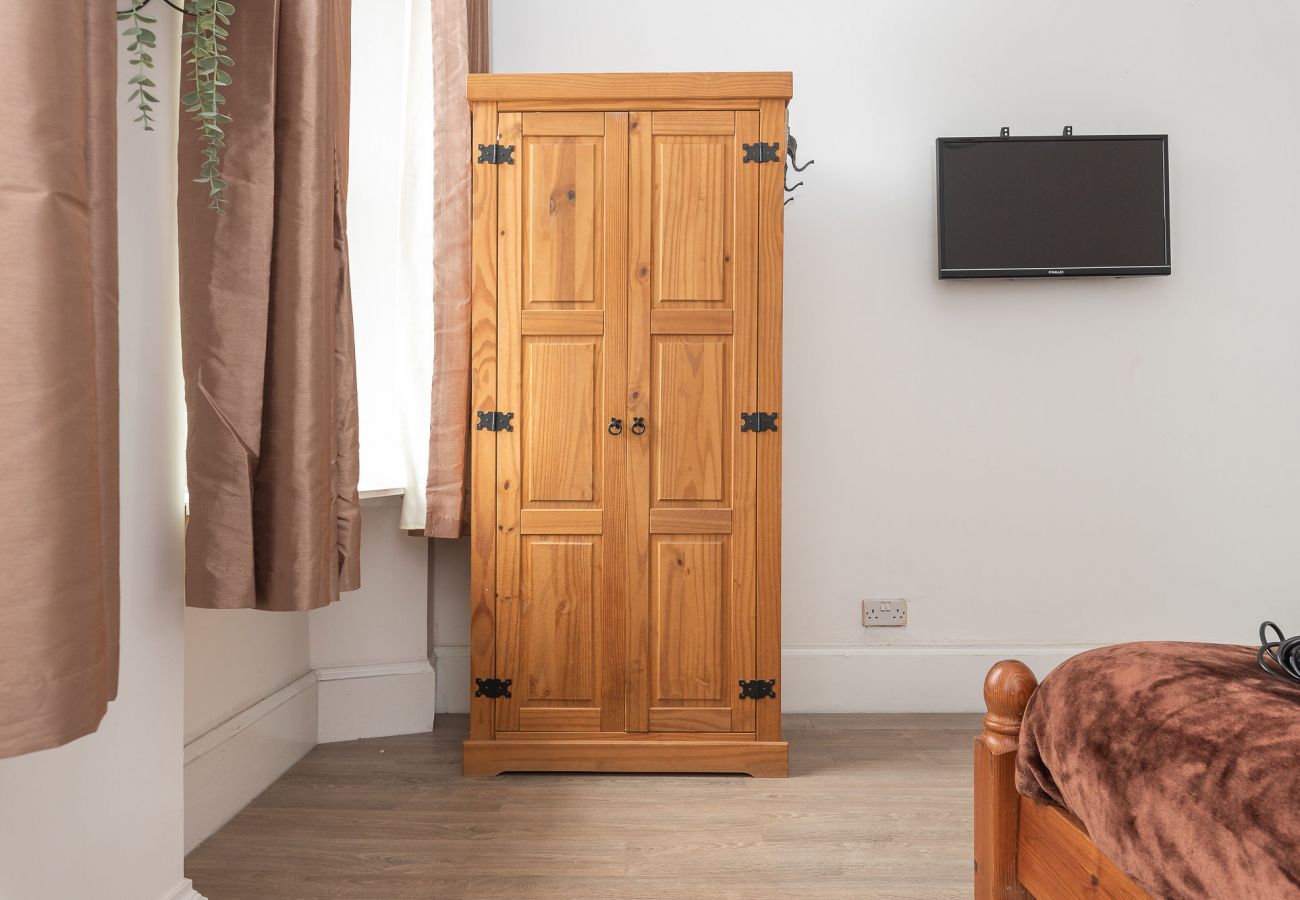 Rent by room in Edinburgh - Relaxing Family Room Ensuite in Edinburgh
