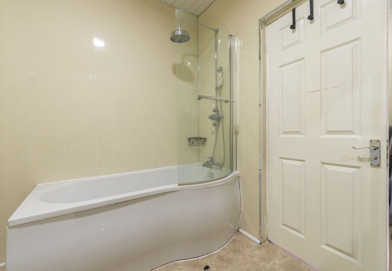 Rent by room in Edinburgh - Relaxing Family Room Ensuite in Edinburgh