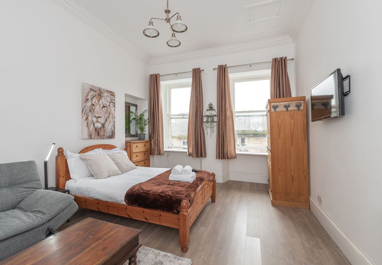 Rent by room in Edinburgh - Relaxing Family Room Ensuite in Edinburgh